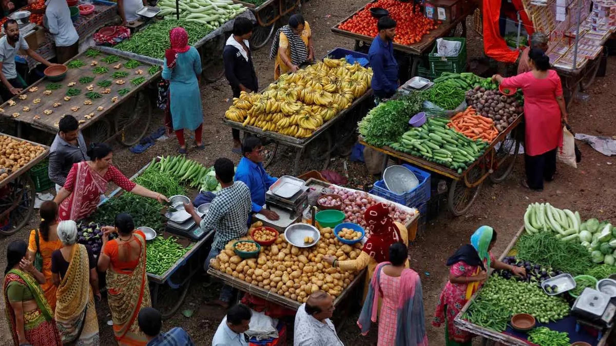 Một khu chợ ở Bangalore (Ấn Độ) nhiều người bán hơn người mua. Nguồn: Bloomberg.