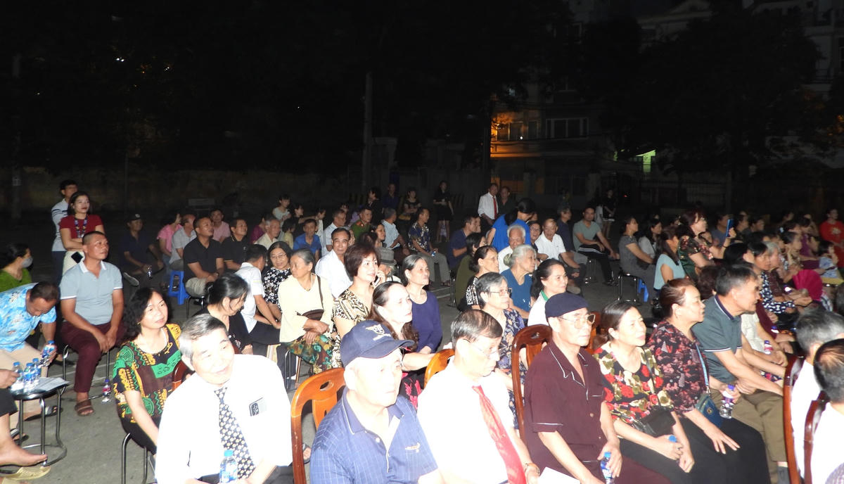 Đông đảo người dân khu dân cư số 16 tham gia Ngày hội.