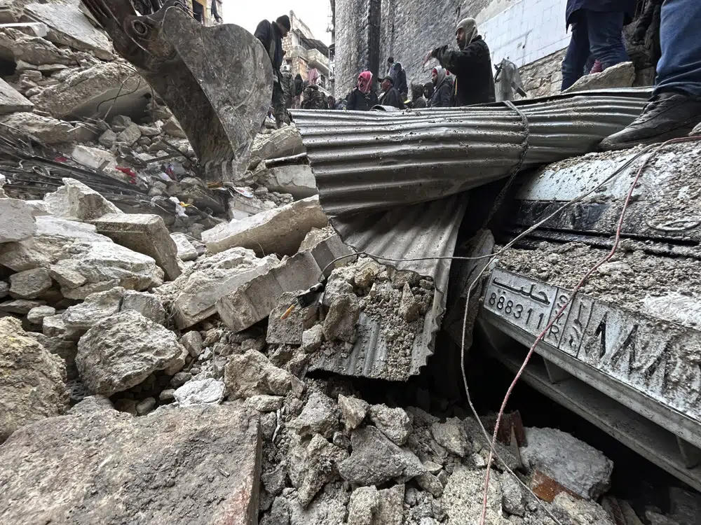 Công nhân Phòng vệ Dân sự Syria và lực lượng an ninh tìm kiếm trong đống đổ nát của các tòa nhà bị sập, ở Aleppo, Syria, ngày 6/2. Ảnh: AP.
