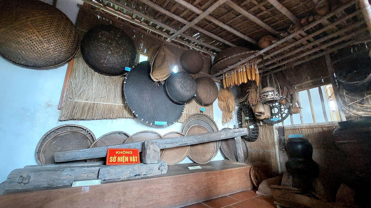 “Thế giới” các nông cụ, ngư cụ, diêm cụ được trưng bày ở Bảo tàng Đồng Quê.  