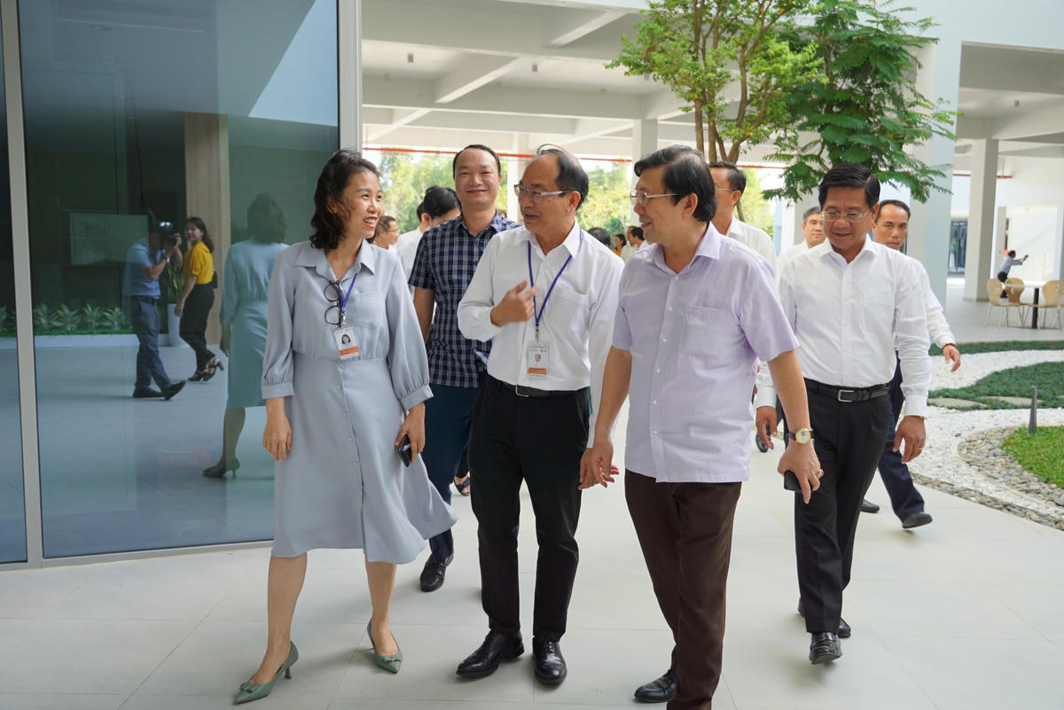 Phó chủ tịch UBTƯ MTTQ Việt Nam Nguyễn Hữu Dũng cùng đoàn công tác đến thăm và làm việc tại Tổ hợp hóa dầu miền Nam. Ảnh Mạnh Thìn.