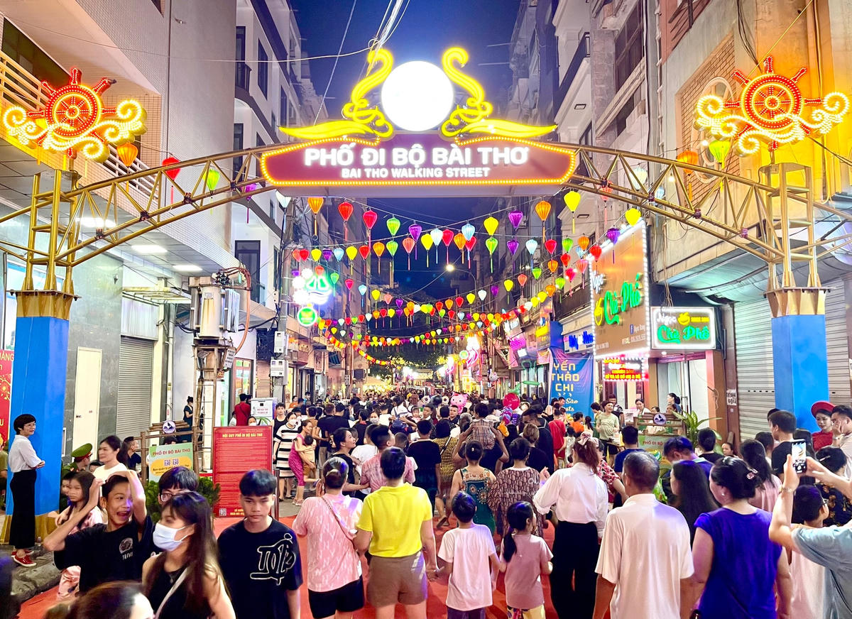 Phố đi bộ Bài Thơ thu hút hàng nghìn người dân và du khách trong ngày đầu hoạt động.