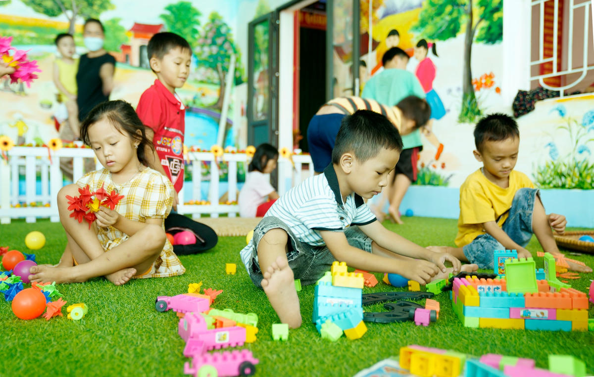 Bên cạnh đó, khu vui chơi dành cho trẻ em với đa dạng trò chơi.