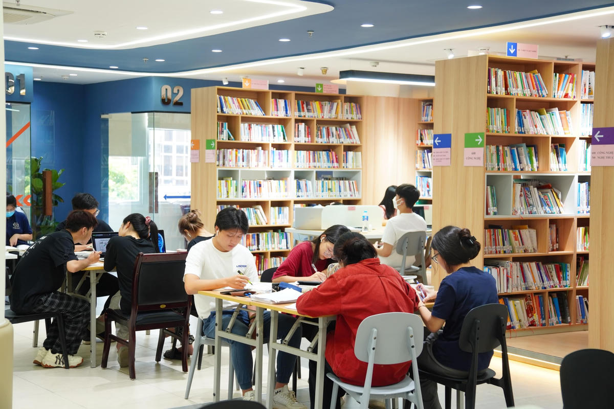 Thư viện ngày càng thu hút nhiều người trẻ. Ảnh: Hà Tuyên.  