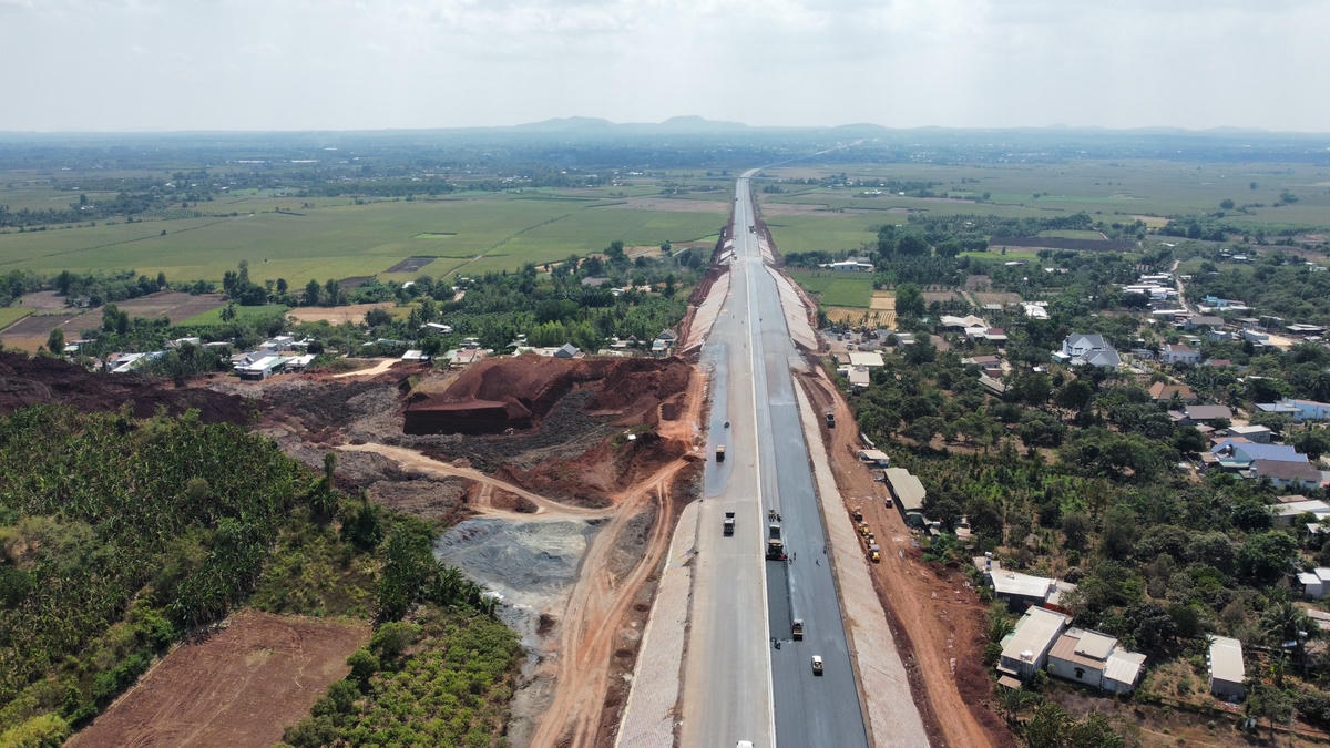 Một mỏ đất (xã Suối Cát, huyện Xuân Lộc) nằm ngay cạnh cao tốc được cấp phép để tạo nguồn đất đắp tại chỗ cho công trình. Ảnh: Mạnh Thìn.