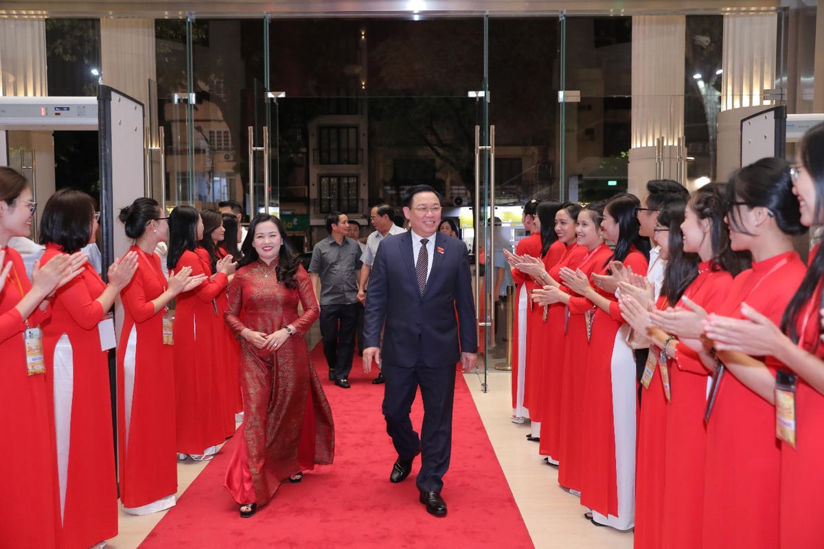 Chủ tịch Quốc hội Vương Đình Huệ tham dự chương trình.