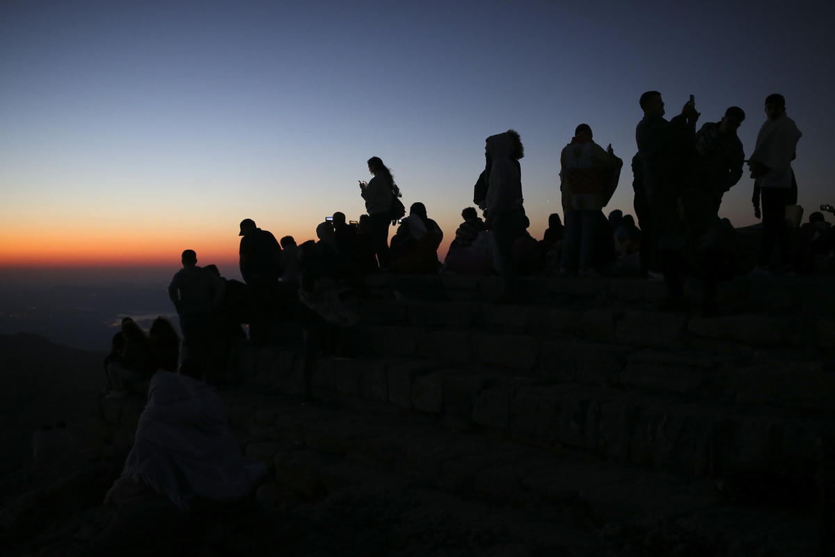 Những người đến ngắm mưa sao băng Perseid tại các địa điểm khác nhau ở Thổ Nhĩ Kỳ, bao gồm núi Nemrut ở phía đông nam, các tỉnh Kayseri và Eskişehir. Ảnh: AP.