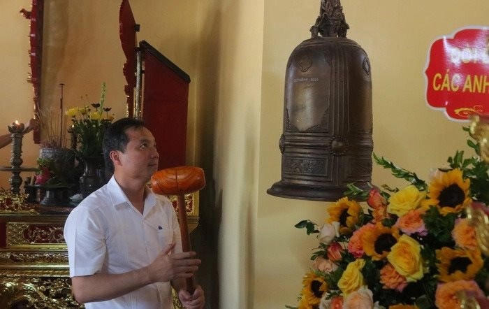 Bí thư Tỉnh ủy Hoàng Trung Dũng thỉnh chuông tại đền thờ.  