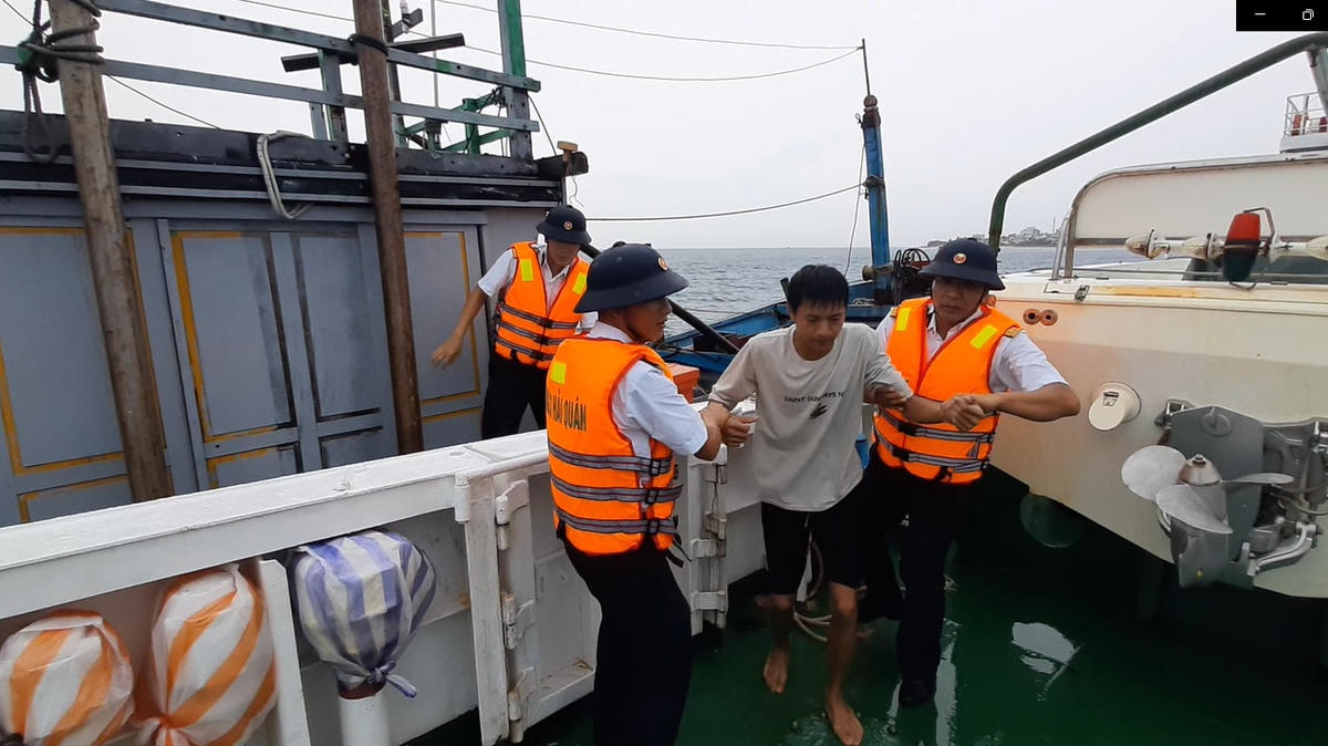Ngư dân trên tàu cá QB 98215 TS được đưa vào bờ an toàn.