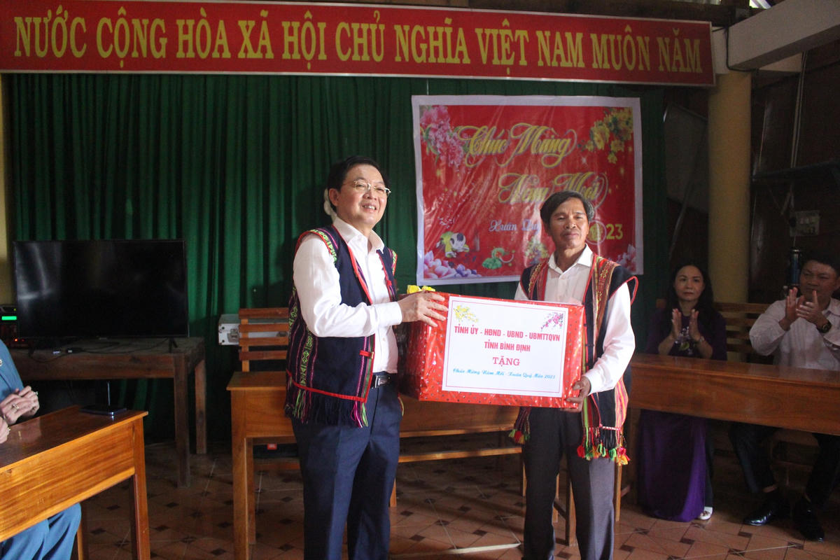 Bí thư Tỉnh ủy Hồ Quốc Dũng tặng quà Tết cho làng M6, xã Bình Tân, huyện Tây Sơn.