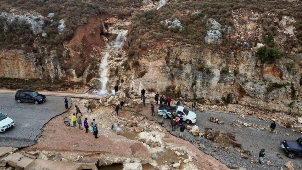 Người dân mắc kẹt trên đường khi bão mạnh và mưa lớn tấn công thành phố Shahhat, Libya. Ảnh: Reuters.