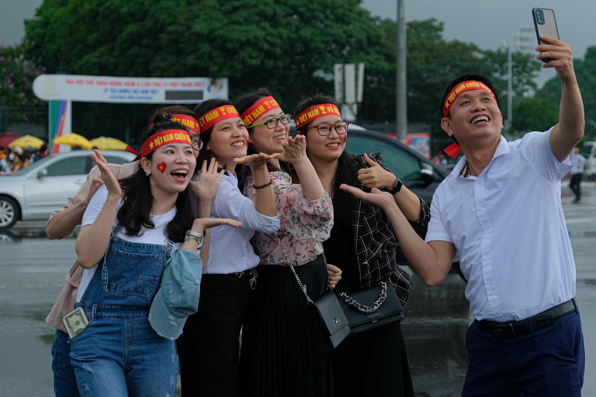 Nhiều cổ động viên chụp ảnh lưu niệm trước giờ bóng lăn.