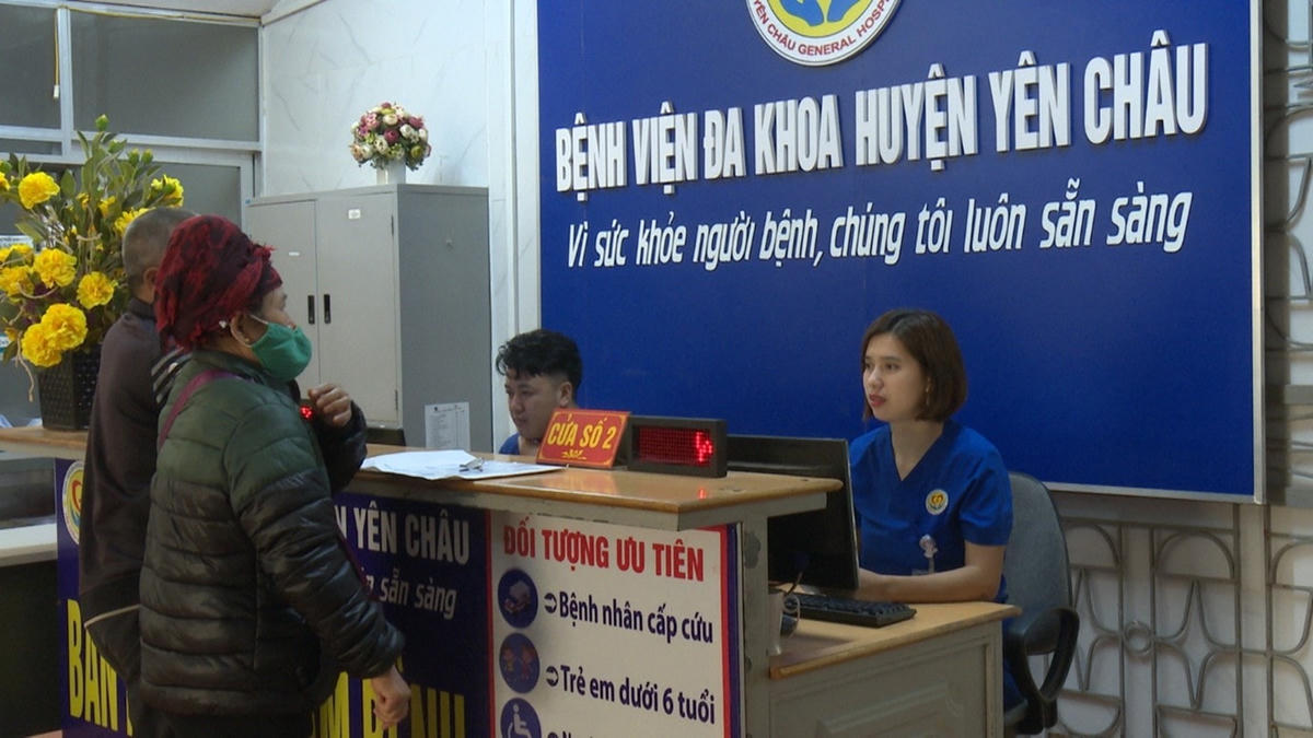 Người dân đi khám tại Bệnh viện đa khoa Yên Châu, tỉnh Sơn La. Ảnh: TL.