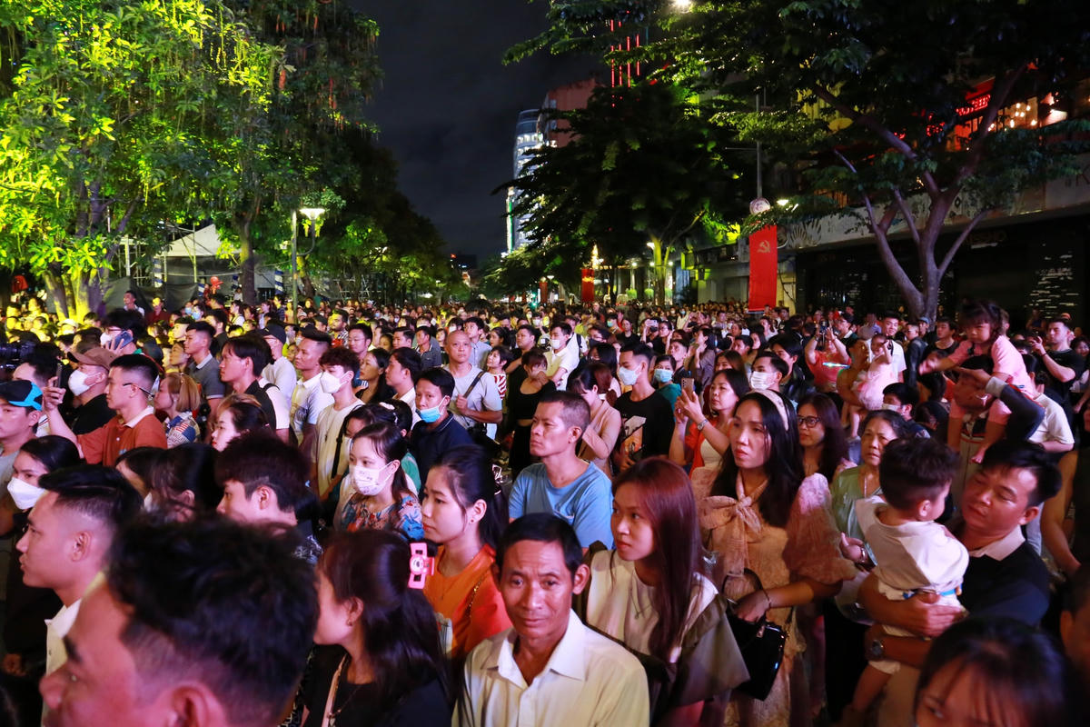 Người dân tập trung về phố đi bộ Nguyễn Huệ để chờ xem pháo hoa. Ảnh: Người đưa tin. 