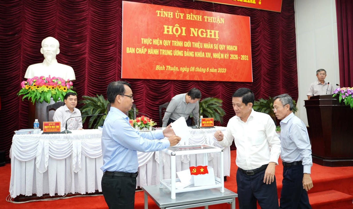 Các đại biểu tiến hành bỏ phiếu giới thiệu nhân sự.