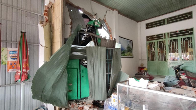 Xe ô tô khách lao vào nhà dân làm sập tường, mái hiên. Ảnh: Báo Công an Nhân dân.