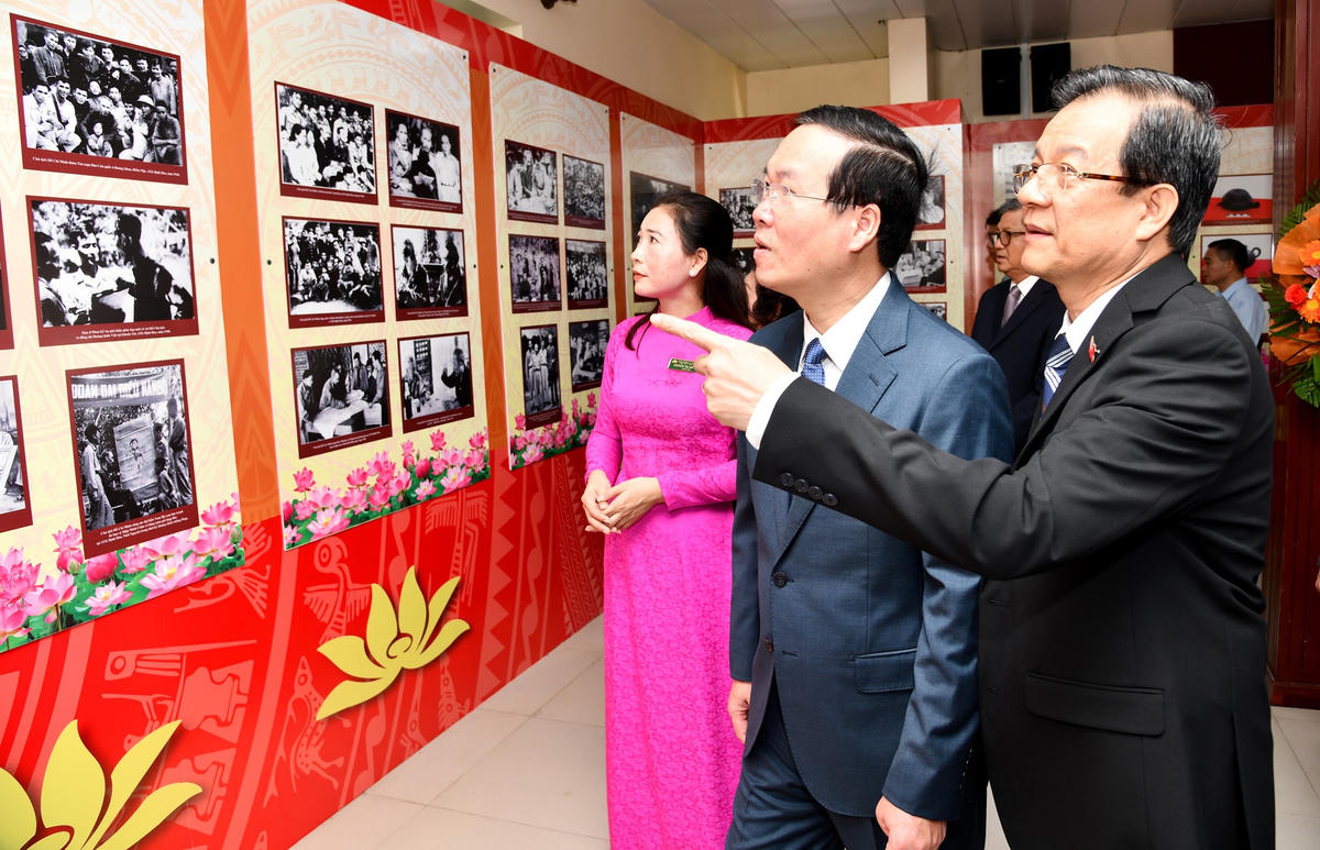 Chủ tịch nước Võ Văn Thưởng tham quan nơi trưng bày hình ảnh, thông tin về cuộc đời, sự nghiệp cách mạng của Chủ tịch Tôn Đức Thắng.