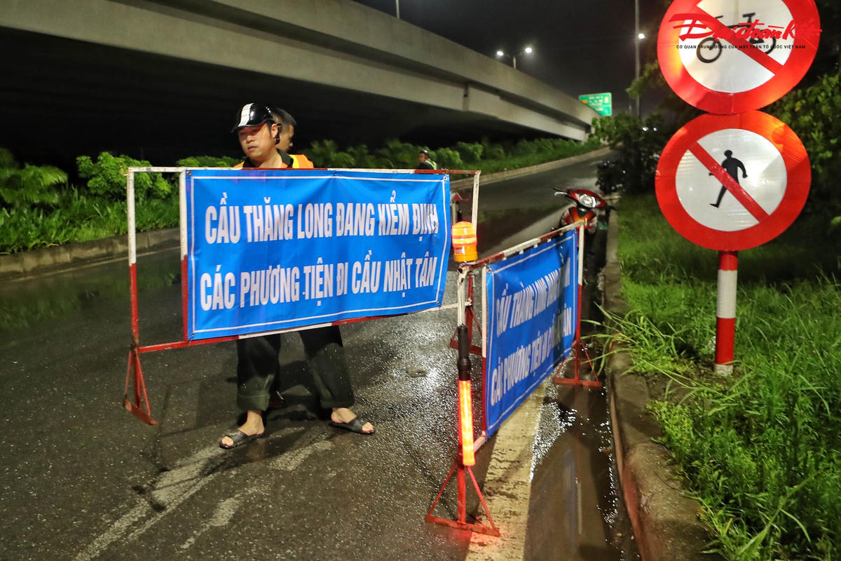 0h ngày 26/8 đơn vị kiểm định cầu tiến hành cấm ô tô di chuyển lên cầu Thăng Long để thực hiện việc thử tải.