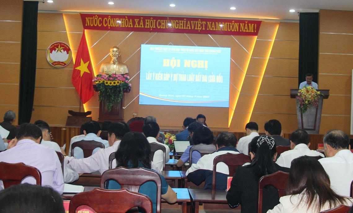 Quang cảnh Hội nghị lấy ý kiến góp ý Dự thảo Luật Đất đai sửa đổi.