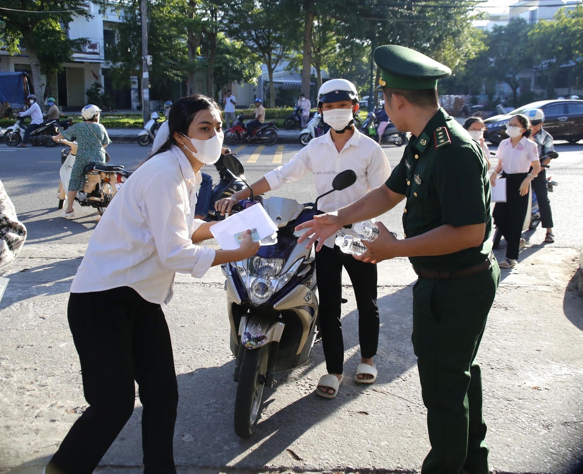 Lực lượng chức năng hướng dẫn thí sinh vào phòng thi.