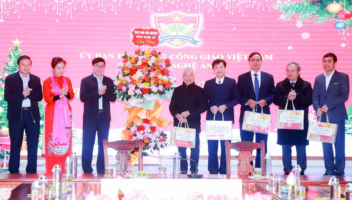 Lãnh đạo Tỉnh uỷ, UBND, MTTQ tỉnh Nghệ An chúc mừng Uỷ ban Đoàn kết Công giáo nhân nhịp Lễ giáng sinh.