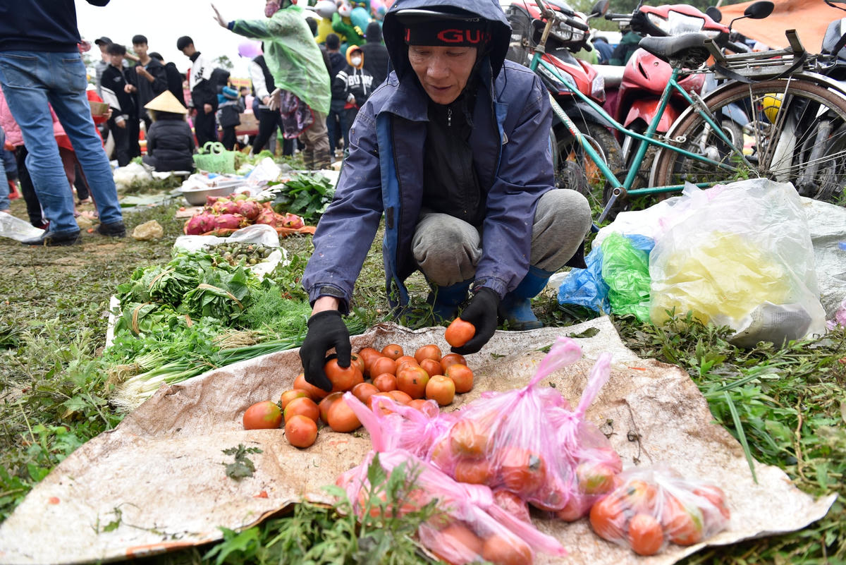Để che giấu vị tướng, dân làng đã tổ chức họp chợ. Khi giặc đến, vì nghĩ là phiên chợ bình thường nên mất cảnh giác. Chớp thời cơ, vị tướng đã huy động dân làng tấn công khiến giặc bị thiệt hại nặng. Để tưởng nhớ chiến công đó, cứ đến ngày mùng 6 Tết, dân trong vùng lại tổ chức họp chợ.   