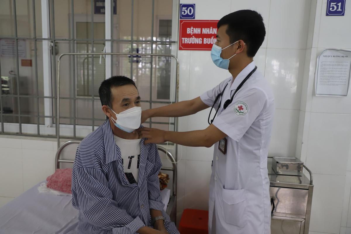 Thăm khám cho bệnh nhân lao.