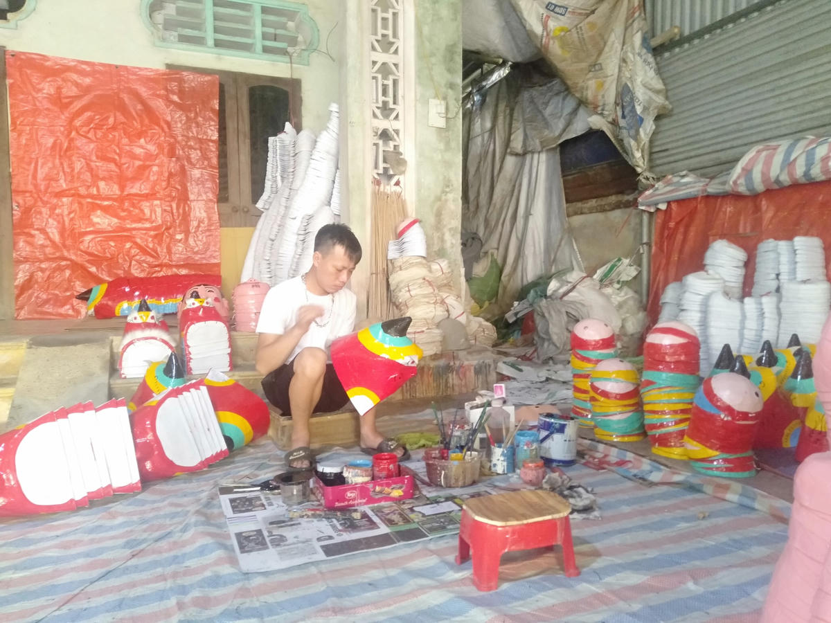 Đầu lân sư tử không thể thiếu mỗi mùa trung thu.  