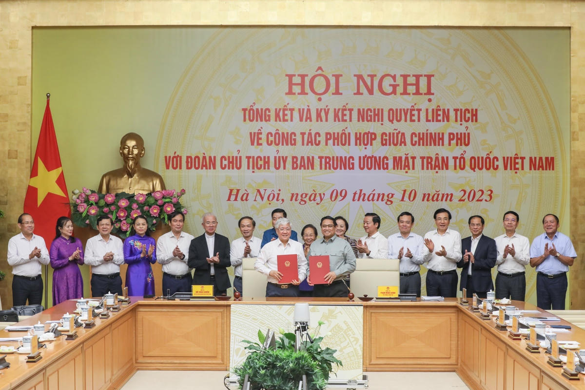 Thủ tướng Phạm Minh Chính và Chủ tịch UBTƯ MTTQ Việt Nam Đỗ Văn Chiến ký kết phối hợp giữa Chính phủ và Đoàn Chủ tịch UBTƯ MTTQ Việt Nam. Ảnh: Quang Vinh.
