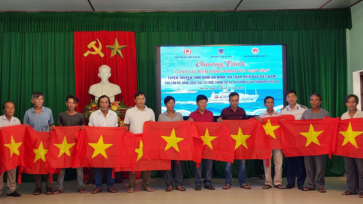 Lãnh đạo Hải đoàn 21 tặng cờ Tổ quốc cho ngư dân TP Hội An.