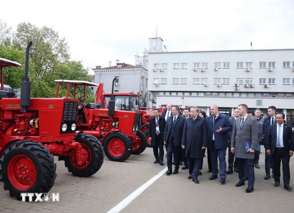 Tổng Bí thư Tô Lâm và Thủ tướng Belarus Aleksandr Turchin thăm Nhà máy máy kéo Minsk. (Ảnh: Thống Nhất/TTXVN)