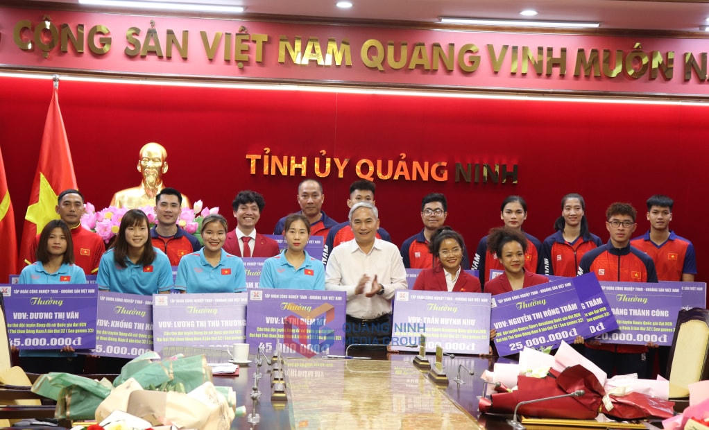 Đại diện Tập đoàn Công nghiệp Than - Khoáng sản Việt Nam trao tiền thưởng cho các HLV, VĐV. Ảnh: QMG
