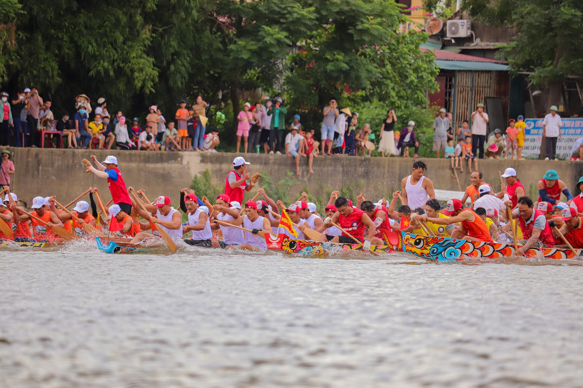 Trên chiếc thuyền bơi, người chèo lái, người gõ mõ là những người quan trọng nhất. Trong đó, người chèo lái có nhiệm vụ điều khiển con thuyền, hướng đò đi làm sao lách được qua những thuyền bơi khác mà không bị va chạm.