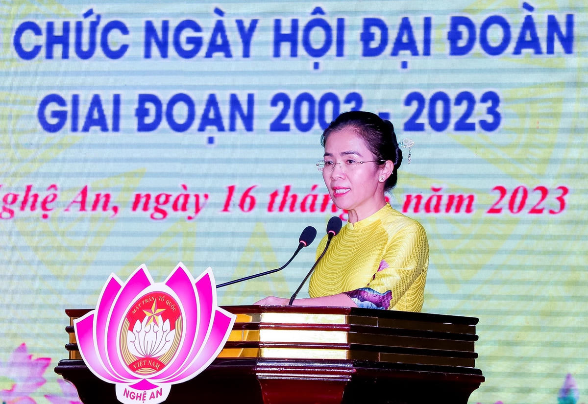 Bà Võ Thị Minh Sinh, Chủ tịch Uỷ ban MTTQ tỉnh Nghệ An phát biểu tại hội nghị.
