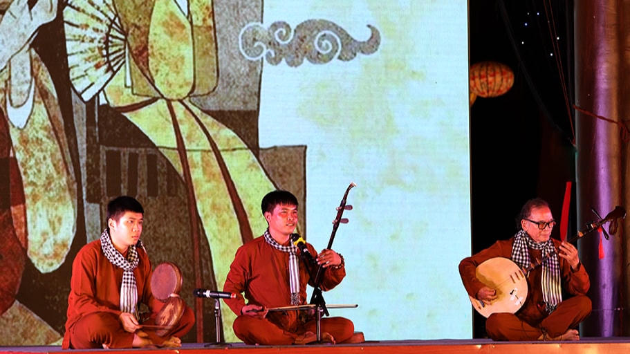 Tiết mục biểu diễn của câu lạc bộ hát Xẩm TPHCM Nguồn: Báo Ninh Bình.