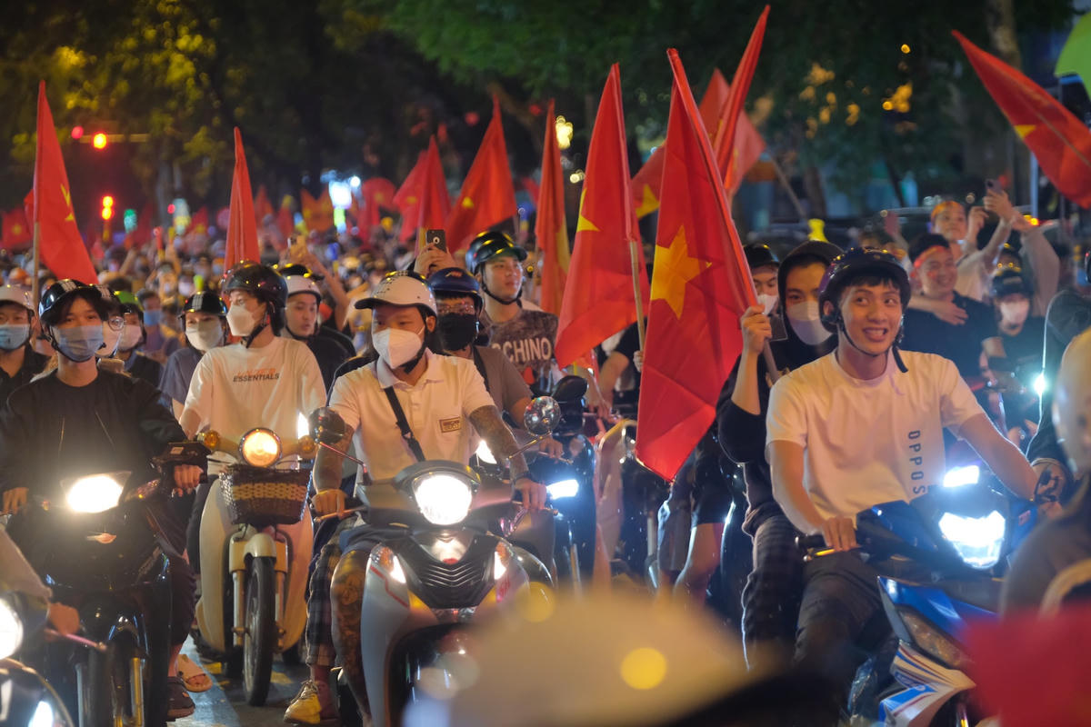 Chiến thắng kịch tính của đội tuyển Việt Nam khiến nhiều người hâm mộ tràn ngập hạnh phúc.