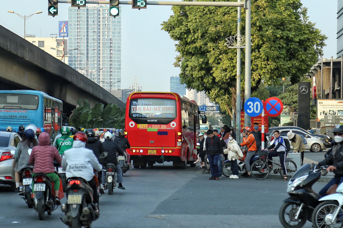 Đặc biệt, trong quá trình xử lý vi phạm, Đội CSGT số 6 cũng gặp không ít khó khăn khi nhiều nhà xe than thở do dịch Covid-19 gặp nhiều khó khăn nên buộc phải vi phạm. Bởi vậy, khi lực lượng chức năng vắng mặt thì các nhà xe này lại cố tình đón, trả khách không đúng quy định. Đặc biệt, trong lúc tổ công tác lập chốt chỉ cần 1 xe bị bắt là ngay lập tức các lái xe sẽ thông tin trong nhóm Zalo để tránh bị lực lượng chức năng xử lý.
