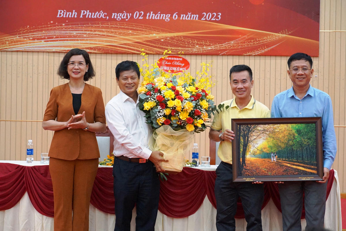 Hướng đến kỷ niệm 98 năm  Ngày Báo chí Cách mạng Việt Nam (21/6), lãnh đạo tỉnh Bình Phước cũng tặng quà chúc mừng lãnh đạo Hội Nhà báo Việt Nam. Ảnh: Mạnh Thìn. 