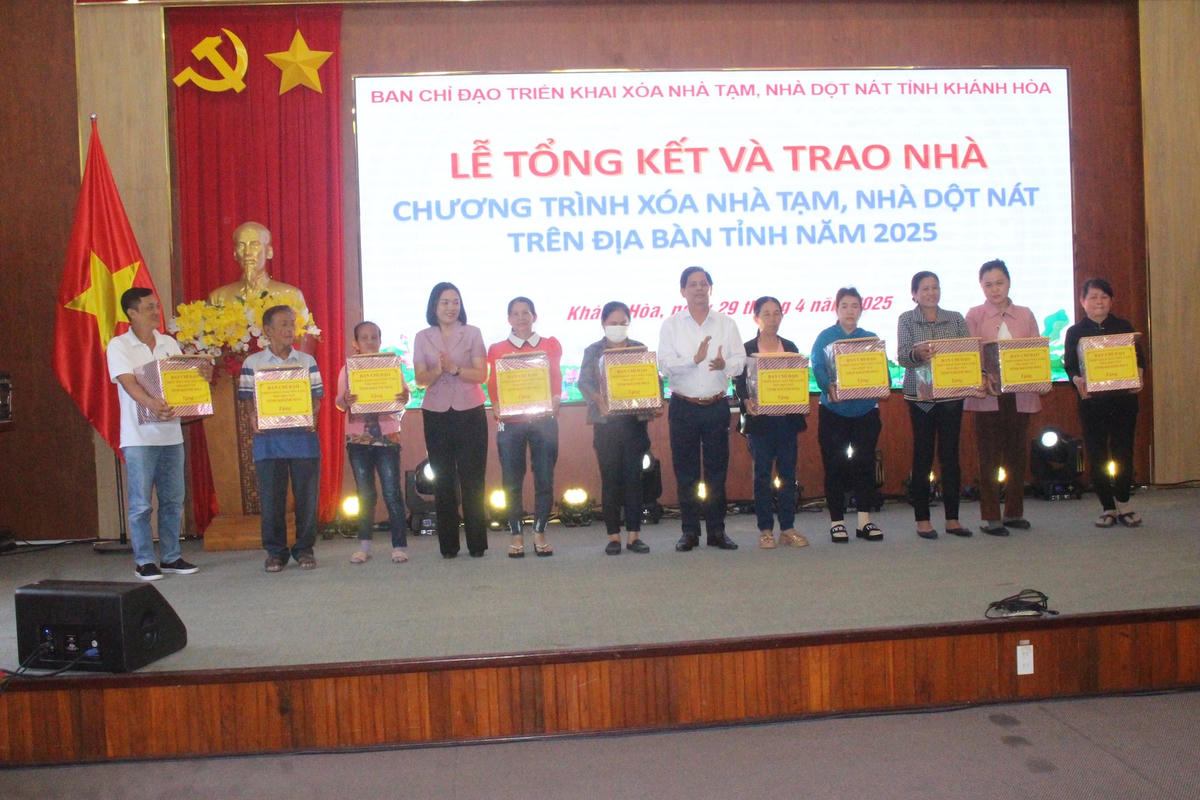 Trao quà nhà và quà cho cho hộ gia đình gặp khó khăn về nhà ở. (ảnh Thùy Trang)