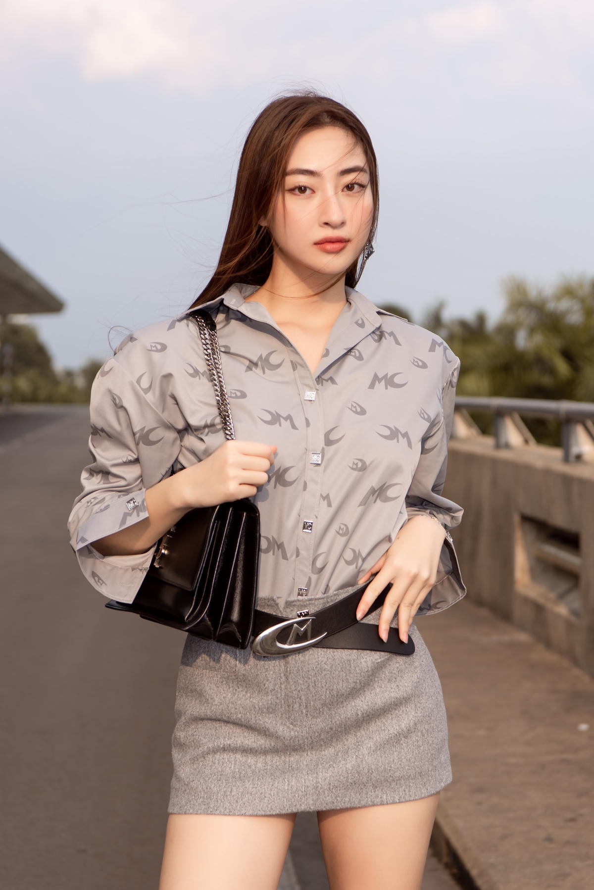 Nàng hậu đặc biệt phối cùng chiếc túi cao cấp đến từ nhà mốt Saint Laurent và hoa tai Prada thời thường.