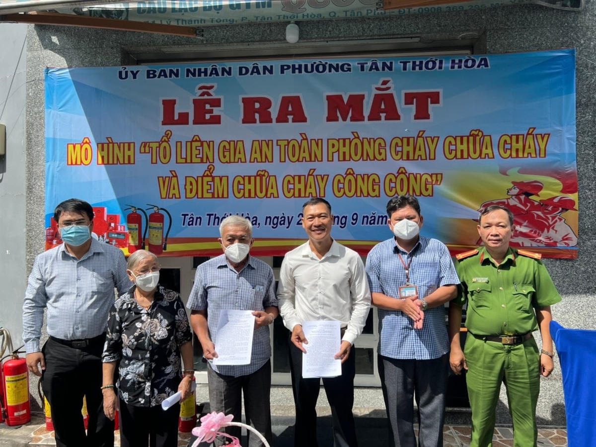 Đại diện UBND và Công an phường Tân Thới Hòa  trao tặng chứng nhận tổ liên gia.
