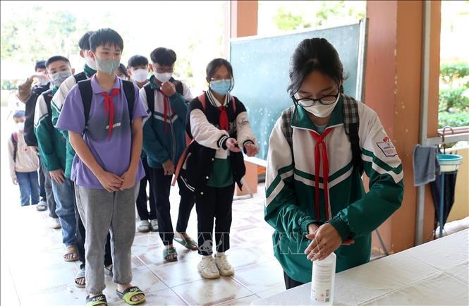 Thực hiện các biện pháp phòng Covid-19 trong trường học. Ảnh: TTXVN.