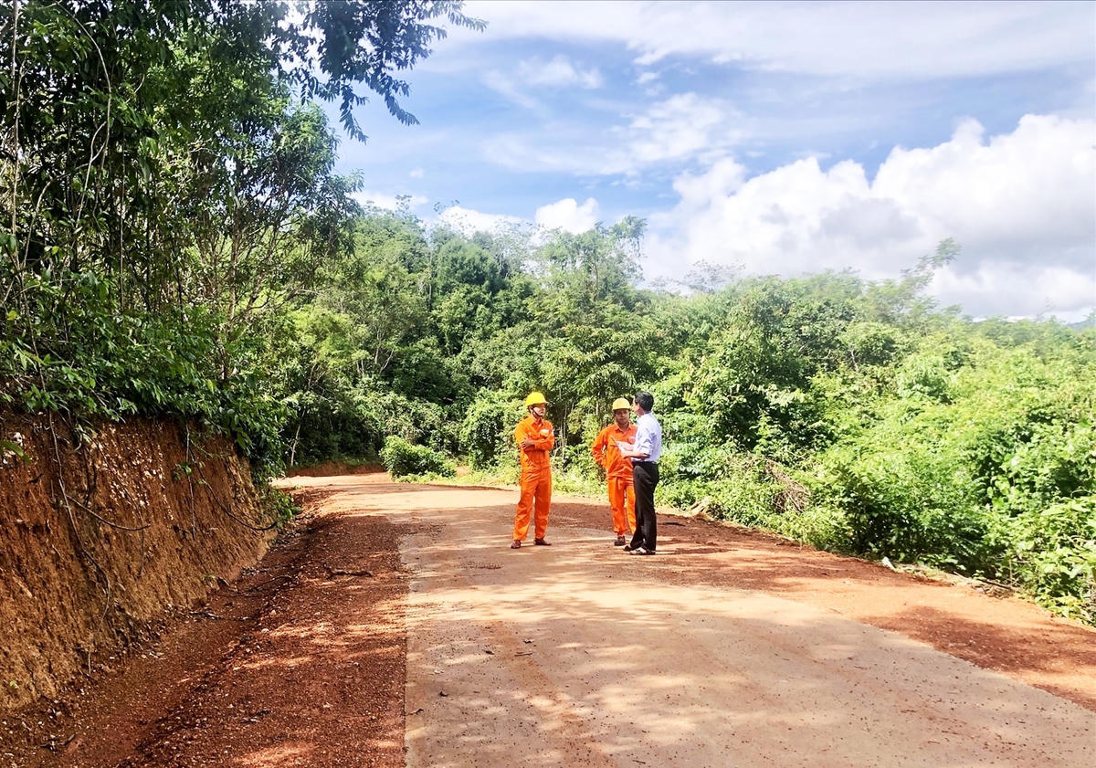 Đường nội đồng nối từ làng Dip (xã Ia Kreng, huyện Chư Păh) đến khu sản xuất được bê tông hóa giúp bà con vùng khó đi lại, vận chuyển nông sản thuận tiện.