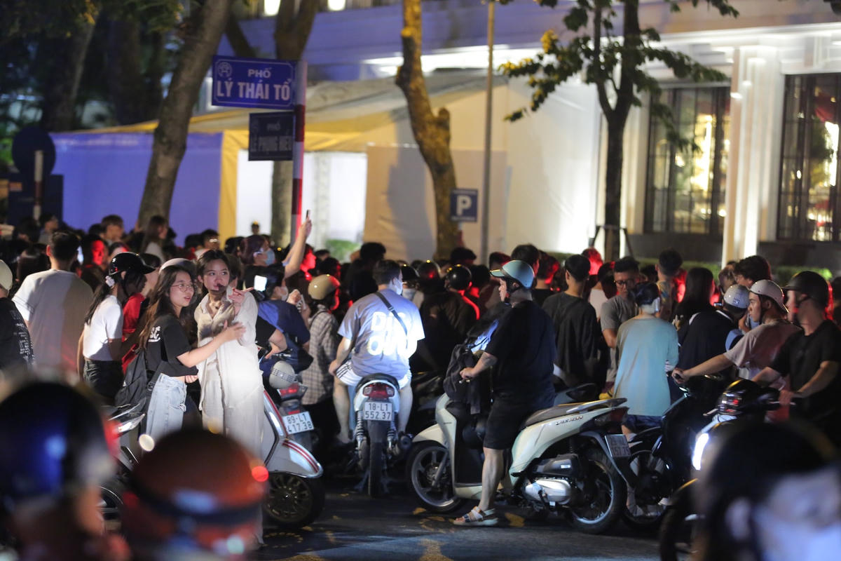 Dòng người mỗi lúc một đông.