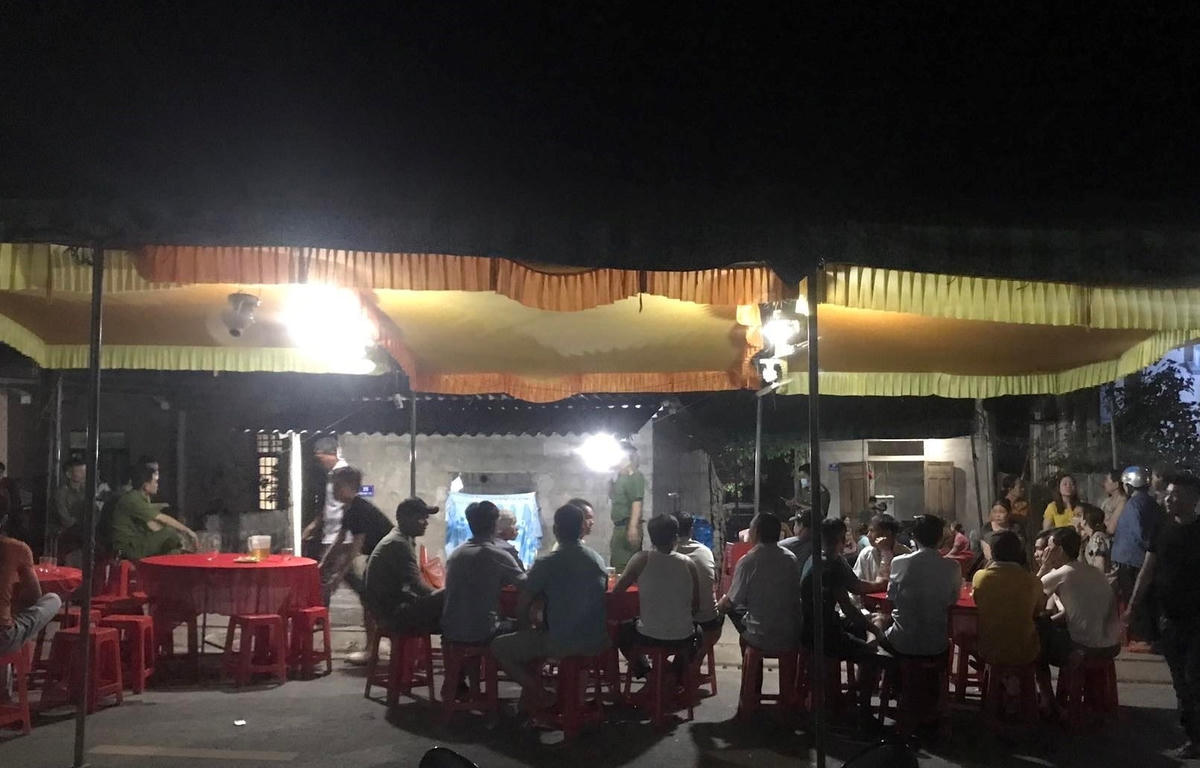 Lực lượng chức năng, lãnh đạo nhiều trường học đang có mặt tại nhà nạn nhân. Ảnh: M.A.