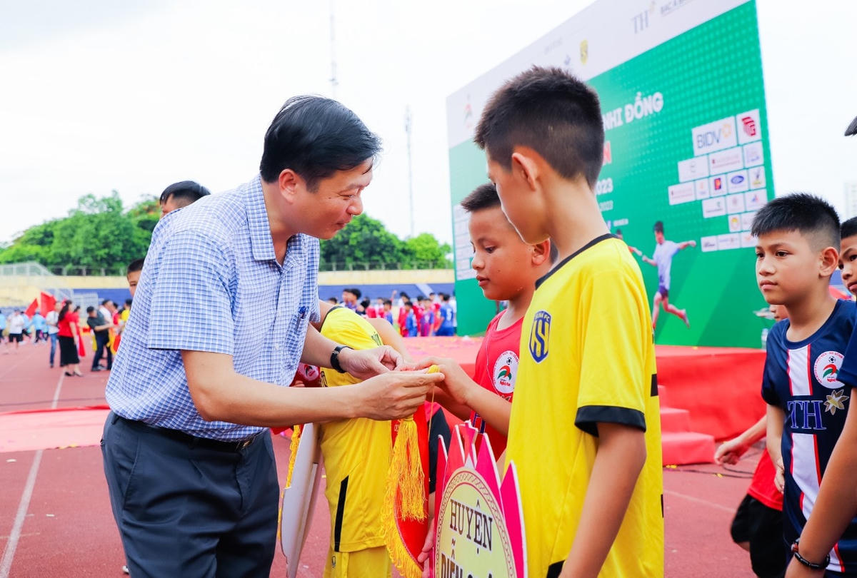 Ông Lê Hồng Vinh, Phó Chủ tịch UBND tỉnh Nghệ an tặng cờ lưu niệm cho các đội bóng nhí.