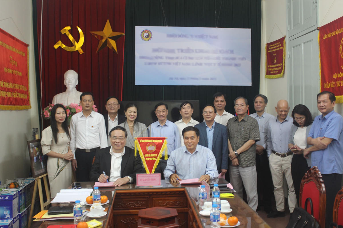 Các thành viên trong Cụm kí kết giao ước thi đua. 