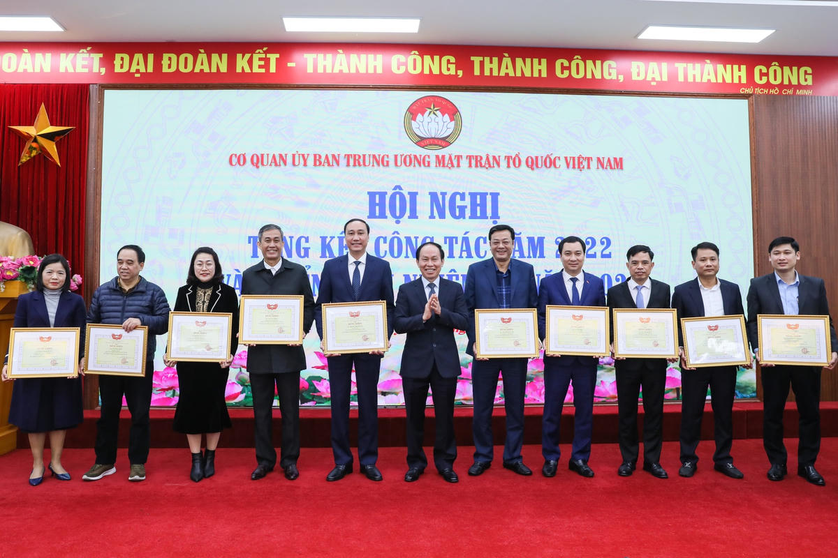 Phó Chủ tịch - Tổng Thư ký Lê Tiến Châu trao Bằng khen cho các cá nhân có thành tích xuất sắc trong năm 2022.