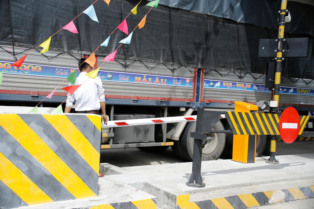 Tại trạm thu phí Quảng Ngãi, vào lúc 9h30 phút, một xe tải mang BKS tỉnh Quảng Nam va vào gác chắn.