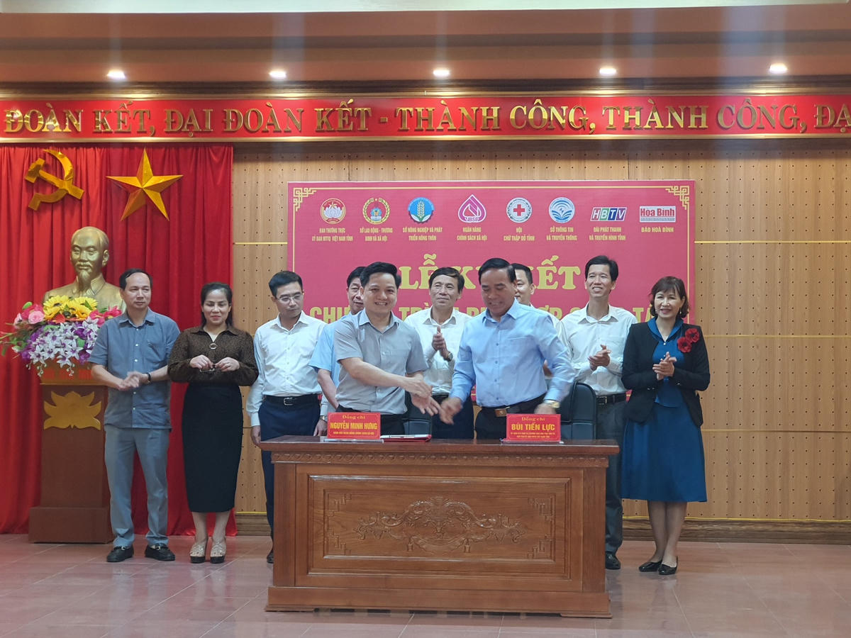 Ông Nguyễn Minh Hưng, Giám đốc Ngân hàng chính sách xã hội tỉnh Hòa Bình ký kết phối hợp công tác với Lãnh đạo Ủy ban MTTQ Việt Nam tỉnh Hòa Bình.
